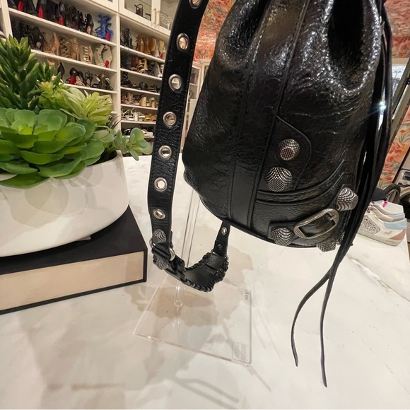 BALENCIAGA Le Cagole crinkled-leather bucket bag Small - Picture 11 of 14